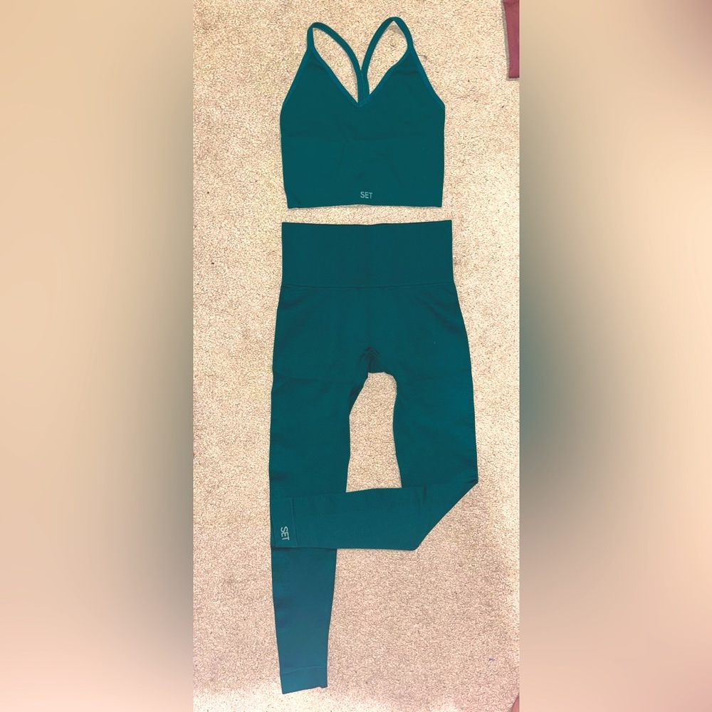 Set Active Sculptflex Ribbed V Bra and Leggings in Mojito
